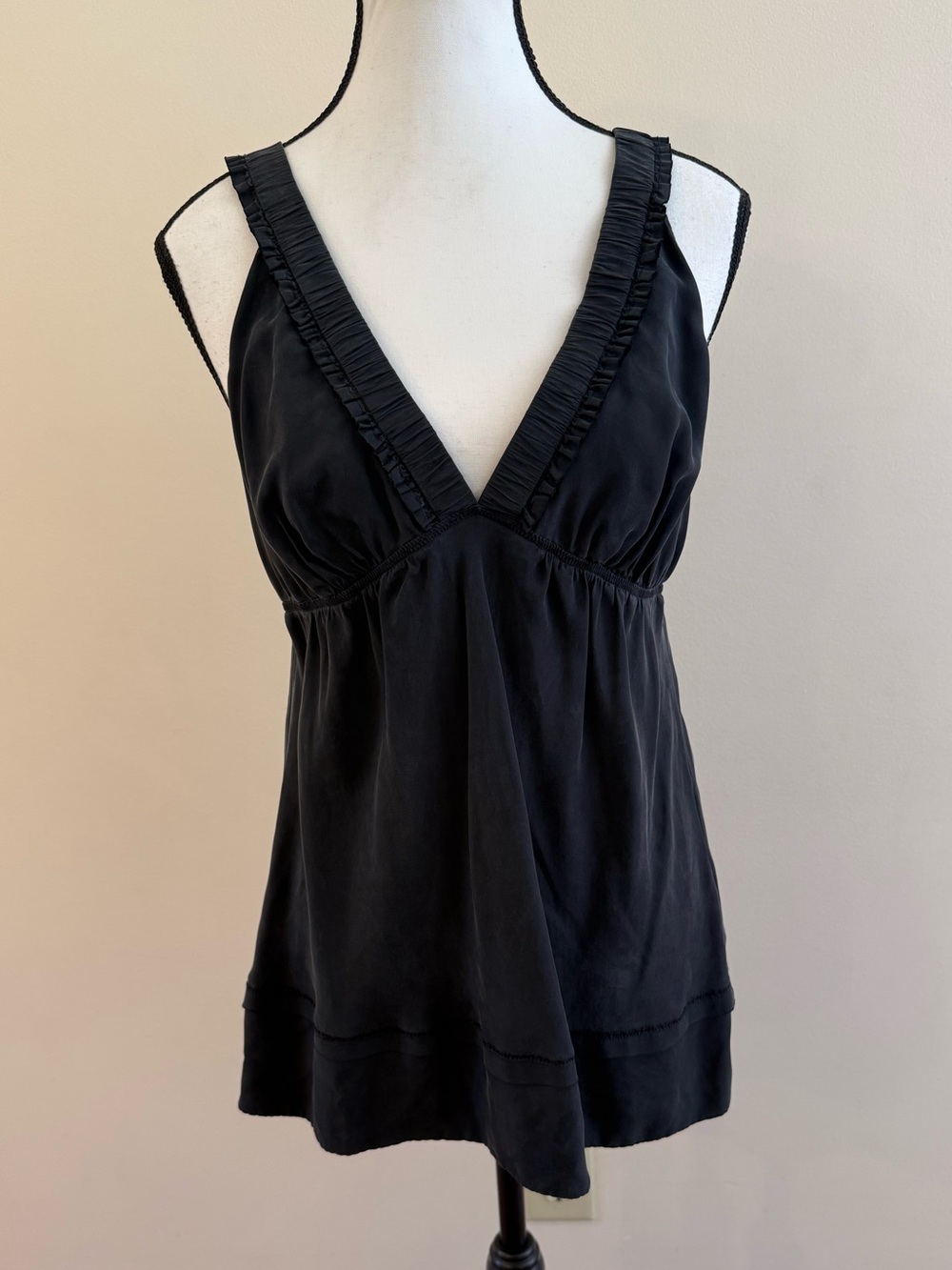 GAP Black V-Neck Ruffle-Trim Camisole size Small